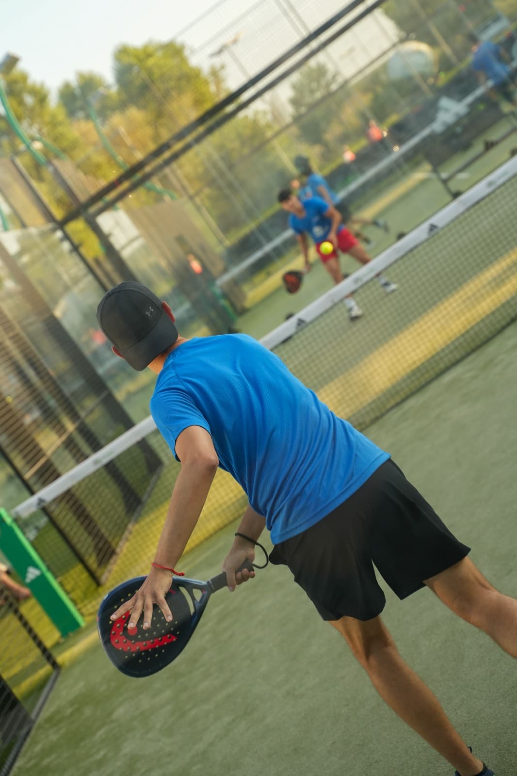 organisation parties padel Joueurs de padel organisant une partie – Black Bee Padel